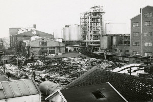 Bilde av Slik så det ut etter en brann i et lager på Jahres Fabrikker